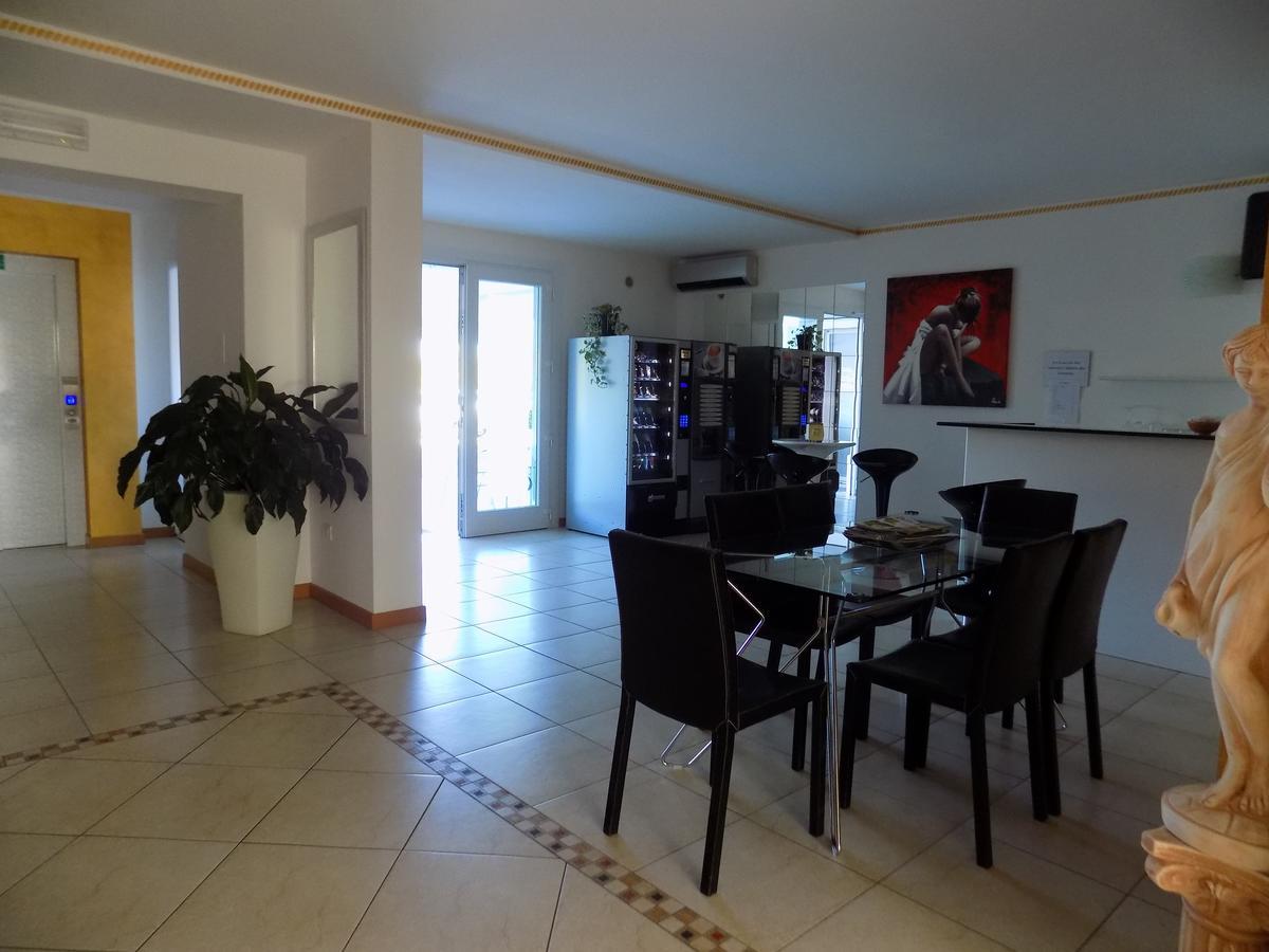 Hotel Residence Sole Fontanafredda Екстер'єр фото