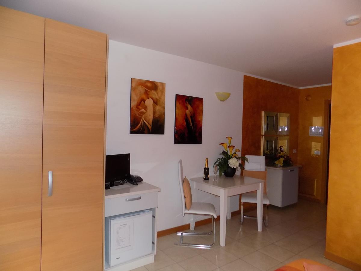 Hotel Residence Sole Fontanafredda Екстер'єр фото